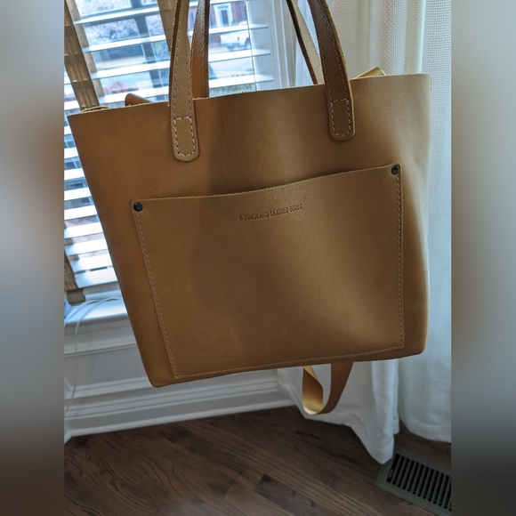 Portland Lather, medium crossbody tote - Picture 10 of 15